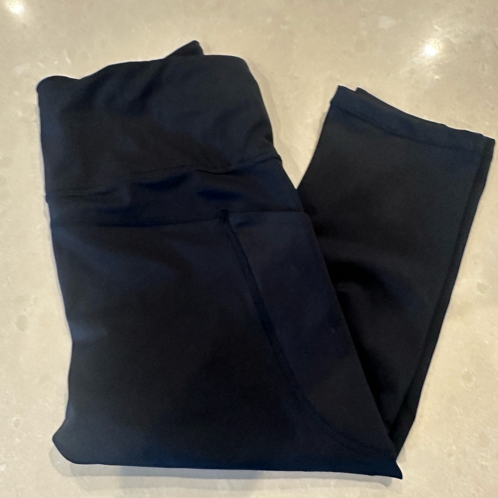 Athleta Women’s Capri Leggings with air pockets and a zippered pocket size M